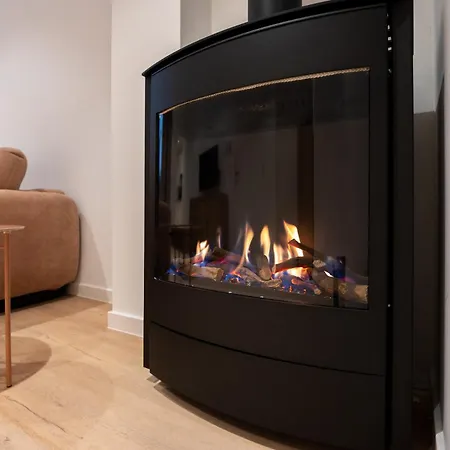 Stylish Coastal With Fireplace & Terrace In Διαμέρισμα *